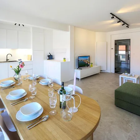 Apartment 2 Bedroom Lovely In *